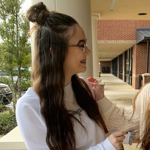 Meet your Posher, Alexis